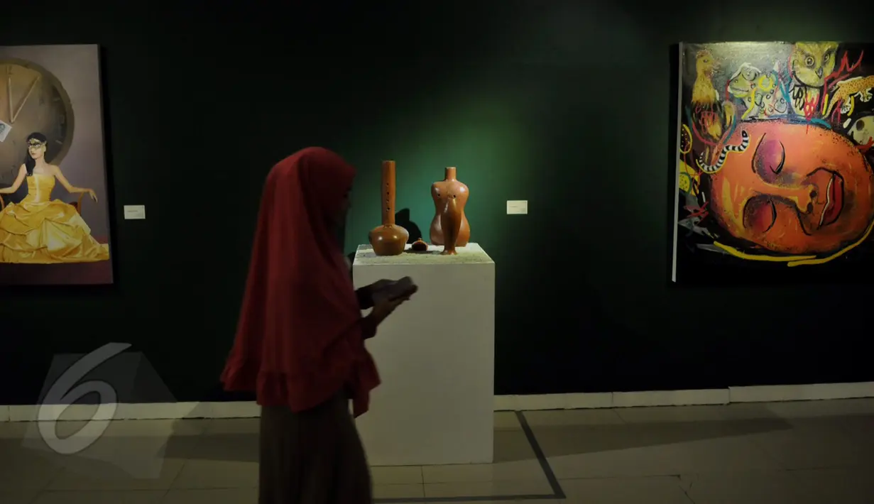 Pengunjung berjalan di Pameran seni rupa nusantara 2015 di Galeri Nasional, Jakarta, Kamis (28/05/2015). Sebanyak 106 karya 2 dan 3 dimensional diantaranya lukisan, drawing, object, seni grafis, video art,dll. (Liputan6.com/Andrian M Tunay)