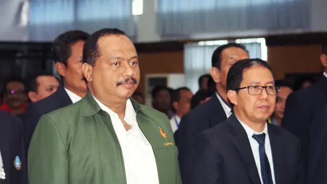 Wakil Ketua Umum PSSI, Joko Driyono (Kanan), dalam Kongres Tahunan Asprov PSSI Jatim, di Kota Batu, didampingi Ketua Harian KONI Jatim, M. Nabil (Liputan6.com / Dimas Angga P)