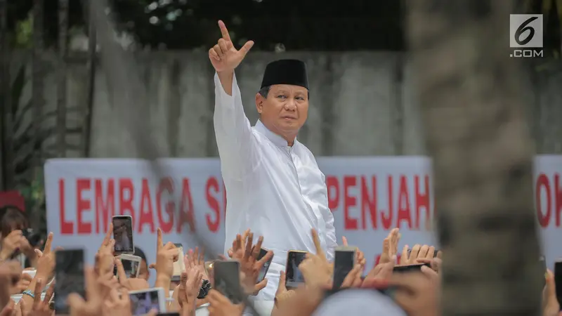 Prabowo Disambut Pendukung Usai Salat Jumat