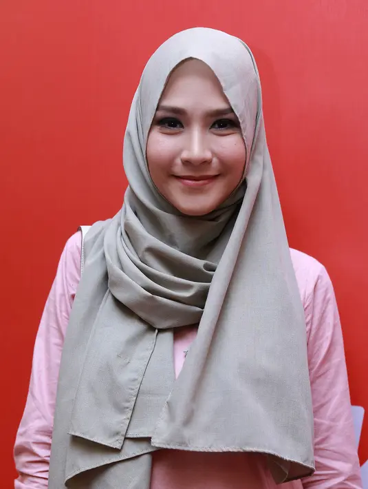 Selain dalam dunia entertainment, istri sutradara handal, Hanung tersebut mencoba fokus pada bisnis busana muslim. (Galih W. Satria/Bintang.com)