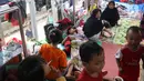 Warga korban banjir mengungsi di Halte Transjakarta Jembatan Baru, Cengkareng, Jakarta, Jumat (3/1/2020). Lansia dan anak-anak ikut mengungsi di Halte Transjakarta Jembatan Baru karena rumah mereka masih terendam banjir. (Liputan6.com/Angga Yuniar)