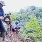 Abah Garun ajak warga desa setempat membangun saluran air untuk mengairi sawah.