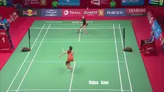 Momen memalukan Ozge Bayrak pebulutangkis putri asal Turki saat melawan Ratchanok Intanon di Kejuaraan Dunia BWF 2015.