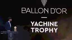 Kiper Liverpool Alisson Becker memberi sambutan saat meraih piala Yachine Trophy dalam malam penghargaan Ballon d'Or 2019 di Chatelet Theatre, Paris, Prancis, Senin (2/12/2019). Alisson  diakui sebagai kiper pria terbaik di dunia oleh France Football Magazine. (FRANCK FIFE/AFP)