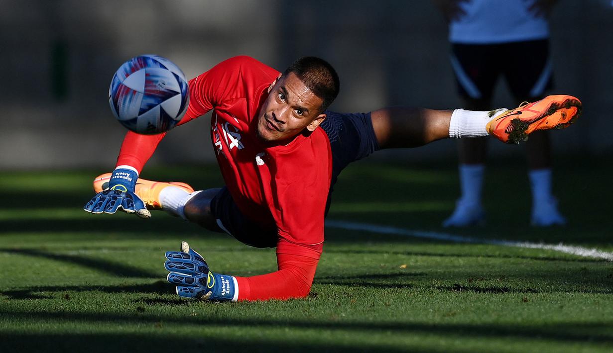 Alphonse Areola. Kandidat kedua adalah Alphonse Areola, kiper berusia 29 tahun yang sejak awal musim 2022/2023 ini memperkuat West Ham United. Bersama Timnas Prancis ia juga telah mengoleksi 5 caps dengan torehan 3 kali clean sheet dan kebobolan 3 gol. Dibandingkan Maike Maignan, Alphonse Areola lebih sering masuk dalam skuad Timnas Prancis dengan menjadi kiper nomor tiga di bawah Hugo Lloris dan Steve Mandanda. (AFP/Franck Fife)