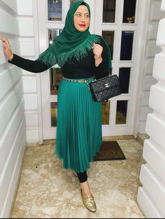 Kamu bisa memilih rok pleats berpotongan A-line agar tubuh terlihat proporsional. Jika ingin memakai long sleeve ketat, pilih warna hitam.  (Instagram/tasyiiathasyia).
