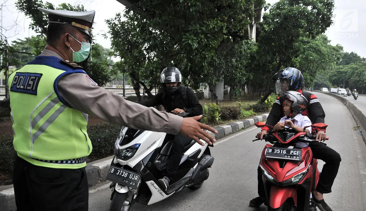 Polisi memberhentikan sepeda motor yang melintasi jalur bus Transjakarta di Jalan Yos Sudarso, Jakarta, Senin (21/1). Razia ini sekaligus meningkatkan kedisiplinan dalam berkendara. (Merdeka.com/Iqbl Nugroho)