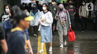 Masyarakat berjalan di terowongan Kendal, Jakarta Selatan, Jumat (30/12/2022). "Pada hari ini pemerintah memutuskan mencabut PPKM yang tertuang dalam Instruksi Mendagri Nomor 50 dan 51 Tahun 2022," ucap Jokowi melalui Youtube Sekretariat Presiden, Jumat (30/12). (Liputan6.com/Faizal Fanani)