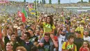 Pendukung Valentino Rossi memadati Sirkuit Misano, Minggu (13/9/2015). (AFP Photo/Vincenzo Pinto)