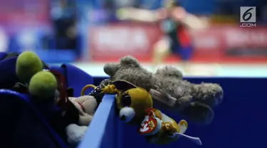 Gantungan tas berbentuk boneka-boneka kecil yang digunakan pebulu tangkis tunggal putri Indonesia, Gregoria Mariska Tunjung terlihat saat melawan Ratchanok Intanon (Thailand) di babak 16 besar Indonesia Open 2019 di Istora Senayan, Jakarta, Kamis (18/7/2019). (Liputan6.com/Helmi Fithriansyah)