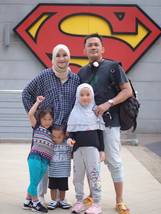 Sekedar informasi, Zaskia Adya Sungkar resmi dipersunting Hanung Bramantyo sejak 14 September 2009. Dari pernikahannya telah dikaruniai tiga orang anak, Kana Sybilla Bramantyo (2010), Kala Madali Bramantyo (2013), dan Bhai Kaba Bramantyo (2016).