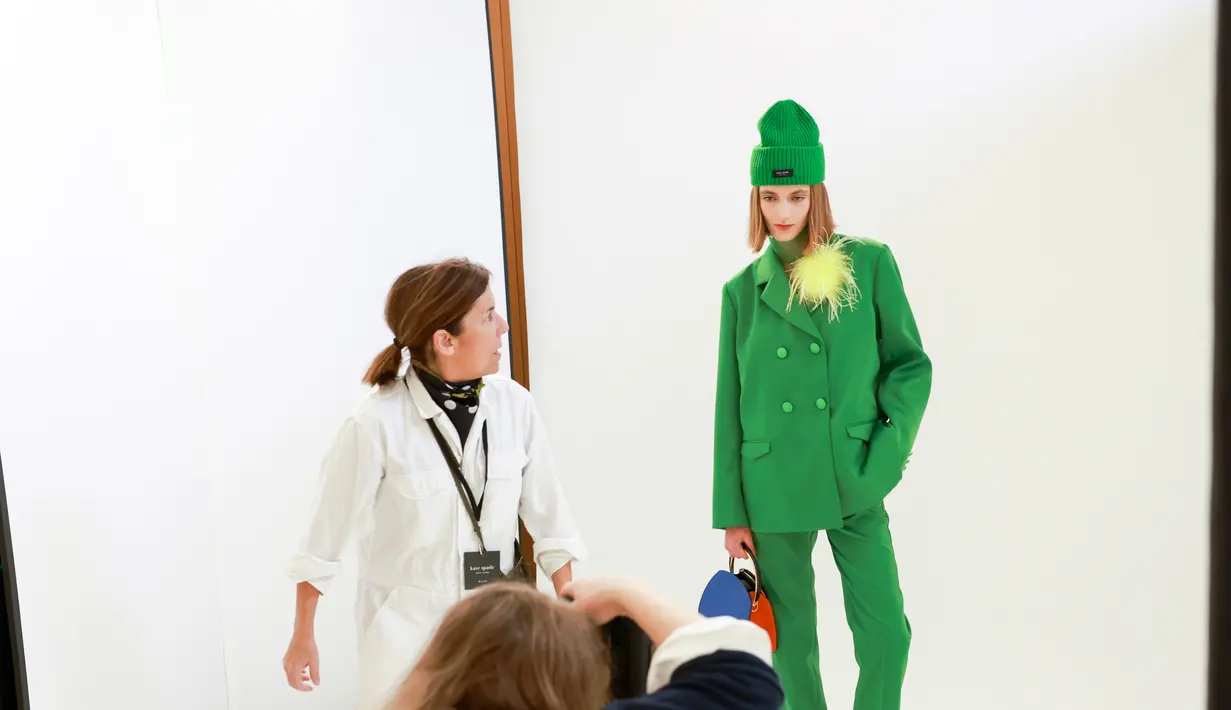 Siluet fluid sequin number, setelan, dan celana panjang berkilauan menambah kesan unik dan membawa sensibilitas modern tersendiri pada koleksi ini. Foto: Document/Kate Spade New York.