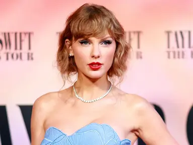 Taylor Swift menghadiri acara gala premiere film Taylor Swift: The Eras Tour di AMC The Grove, Los Angeles, California, Amerika Serikat, Rabu (11/10/2023). Taylor Swift mengejutkan para penggemarnya ketika menghadiri acara tersebut. (Matt Winkelmeyer/Getty Images/AFP)