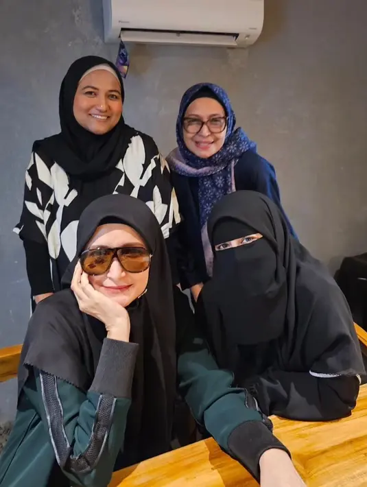 <p>Umi Pipik menyebut, bahwa aktris yang main film sejak tahun 1991 itu awet muda tanpa kerutan. Seperti diketahui, Umi Pipik sebelumnya juga seorang model dan pemeran. Umi Pipik lebih muda dua tahun. [Instgaram/_ummi_pipik_]</p>