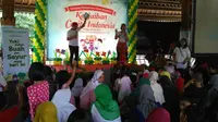 Ada 16 pendongeng dari komunitas Ayo Dongeng Indonesia! memberikan kado istimewa pada anak-anak di Hari Anak Nasional.