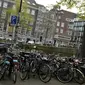 Sejumlah sepeda terparkir di sebuah parkiran khusus sepeda di sekitar kawasan kota Amsterdam, Belanda, Kamis (20/4). Sepeda juga banyak digunakan oleh wisatawan untuk menjelajah Amsterdam. (Liputan6.com/Immanuel Antonius)