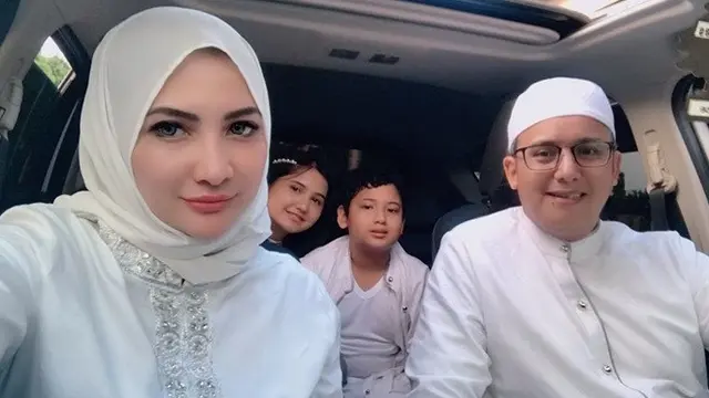 Jarang Tersorot, Ini 7 Potret Mesra Natalie Sarah dan Suami