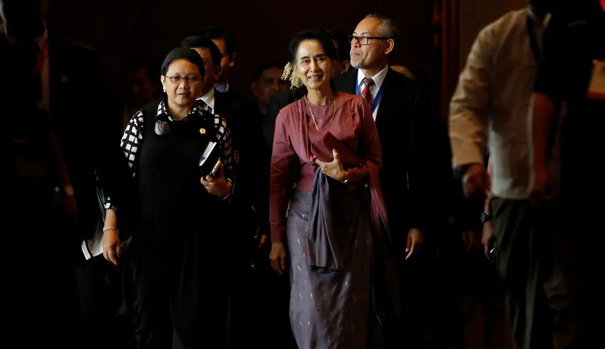 Retno Marsudi dan Aung San Suu Kyi usai menghadiri Pertemuan Menteri Luar Negeri ASEAN di Yangon, Myanmar, Senin (19/12). Dalam pertemuan tersebut, Indonesia menekankan pentingnya memulihkan stabilitas keamanan di Rakhine State. (REUTERS / Soe Zeya Tun)