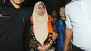 Mirawati Basri, orang kepercayaan I Nyoman Dhamantra memakai rompi tahanan usai menjalani pemeriksaan di Gedung KPK, Jakarta, Jumat (9/8/2019). Mirawati Basri resmi ditahan terkait suap izin impor bawang putih dari Kementerian Pertanian dan SPI dari Kemendag. (merdeka.com/Dwi Narwoko)