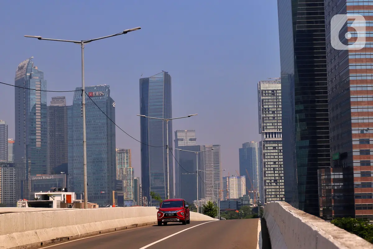 FOTO: Suasana Jalan Utama Jakarta Saat Perpanjangan PPKM Level 4