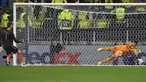 Kiper Manchester United, David De Gea melakukan eksekusi penalti yang mampu ditepis kiper Villarreal, Geronimo Rulli dalam babak adu penalti laga final Liga Europa 2020/2021 di Gdansk Stadium, Polandia, Rabu (26/5/2021). Manchester United kalah 11-12 (1-1) dari Villarreal. (AP/Adam Warzawa/Pool)