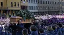 Peti jenazah pemain Italia Davide Astori dibawa ke gereja selama upacara pemakaman di Florence, Italia, Kamis, (8/3). Davide Astori meninggal pada usia 31 tahun di kamar hotel setelah terkena serangan jantung. (AP Photo/Alessandra Tarantino)