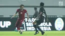 Pemain depan Indonesia U-19, Egy Maulana Vikri mencoba mengecoh pemain Thailand U-19 di Stadion Wibawa Mukti, Cikarang, Minggu (8/10). Egy masuk dalam 60 remaja terbaik di dunia versi The Guardian. (Liputan6.com/Helmi Fithriansyah)