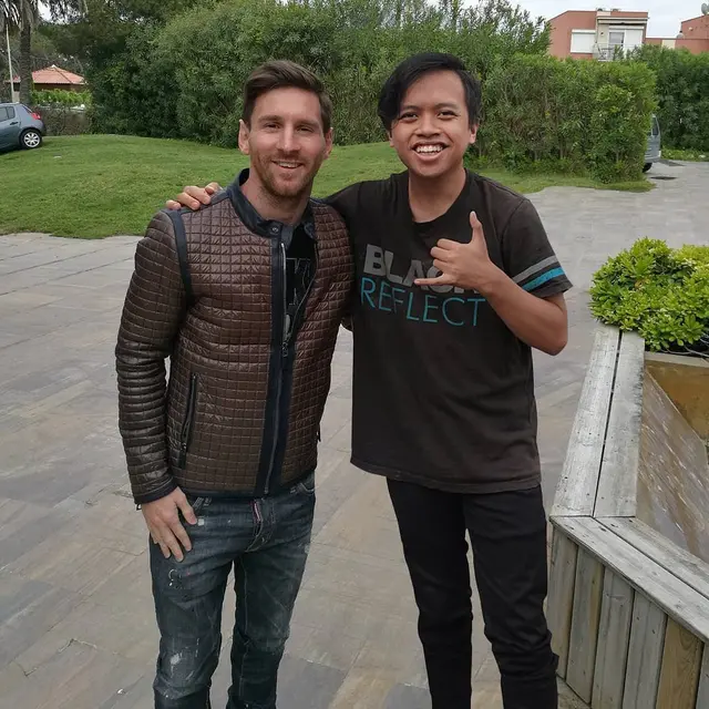 Bak Teman Akrab, 6 Editan Foto Bersama Lionel Messi Ini Kocak