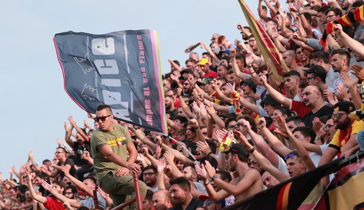 Aksi suporter Benevento memberi dukungan kepada timnya saat melawan Inter Milan pada lanjutan Serie A di Ciro Vigorito Stadium, Benevento, (01/10/2017). Inter Milan menang 2-1. (AFP/Carlo Hermann)
