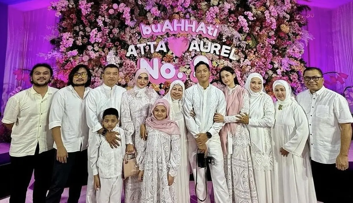 Tampilan Ashanty pun kompak dengan putrinya, Arsy yang sama-sama mengenakan kerudung pink dan busana brokat putih.  [@ashanty_ash]