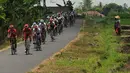 Aksi ratusan pebalap Tour De Banyuwangi Ijen saat berlomba menarik perhatian sejumlah warga di wilayah Kabupaten Banyuwangi Jawa Timur, (16/10/2014). (Liputan6.com/Helmi Fithriansyah)