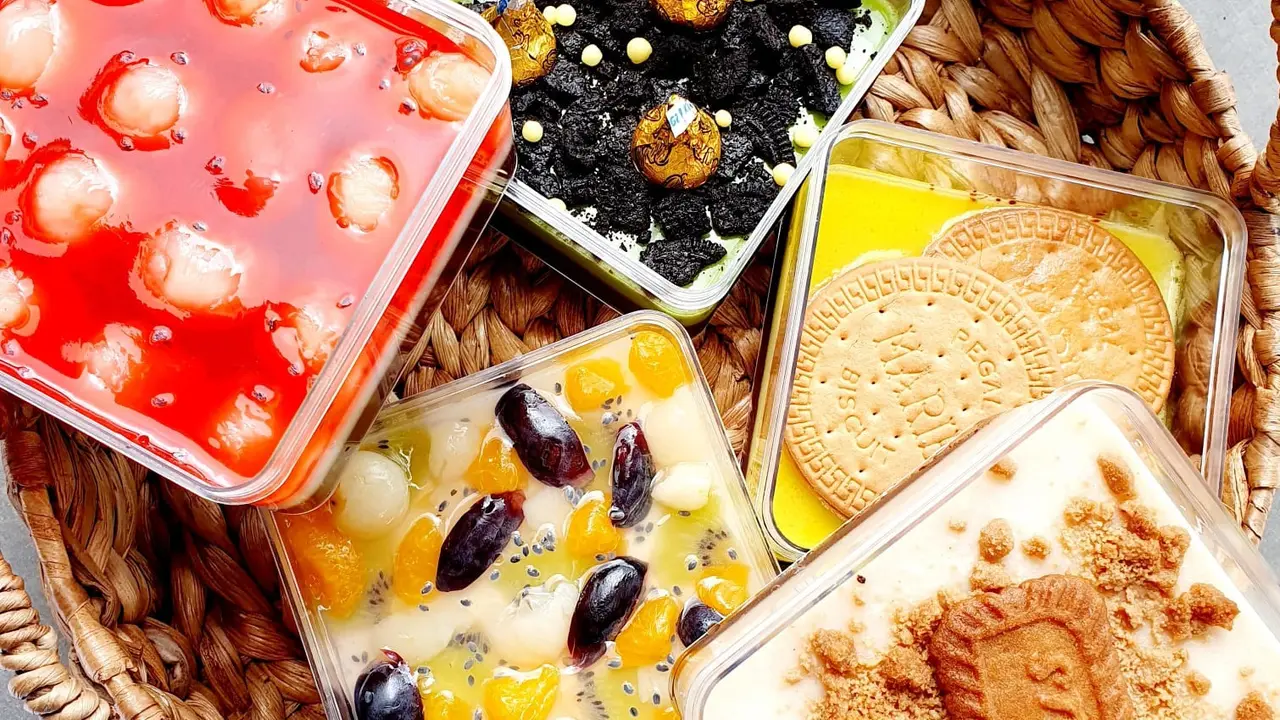 Sejumlah dessert box Hokky Kitchen