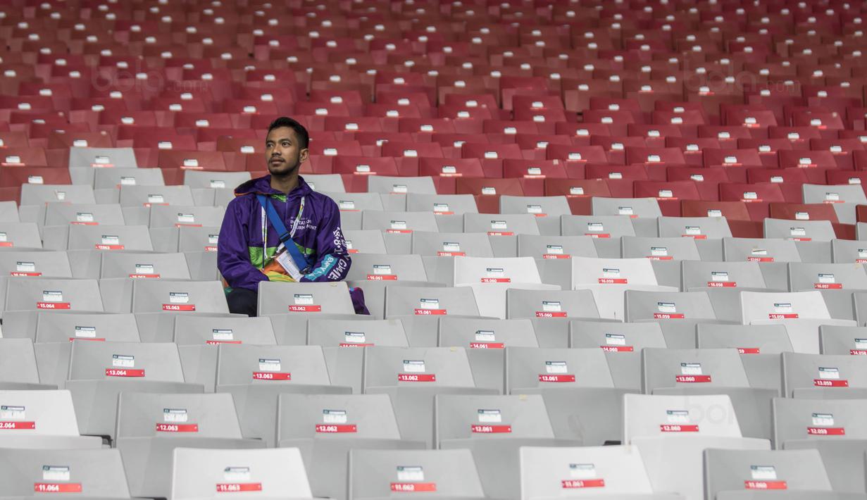 Seorang tenaga relawan duduk di Stadion Utama Gelora Bung Karno, Jakarta, Jumat (9/8/2018). Lokasi ini akan dijadikan venue dari invitation tournament cabang atletik. (Bola.com/Vitalis Yogi Trisna)