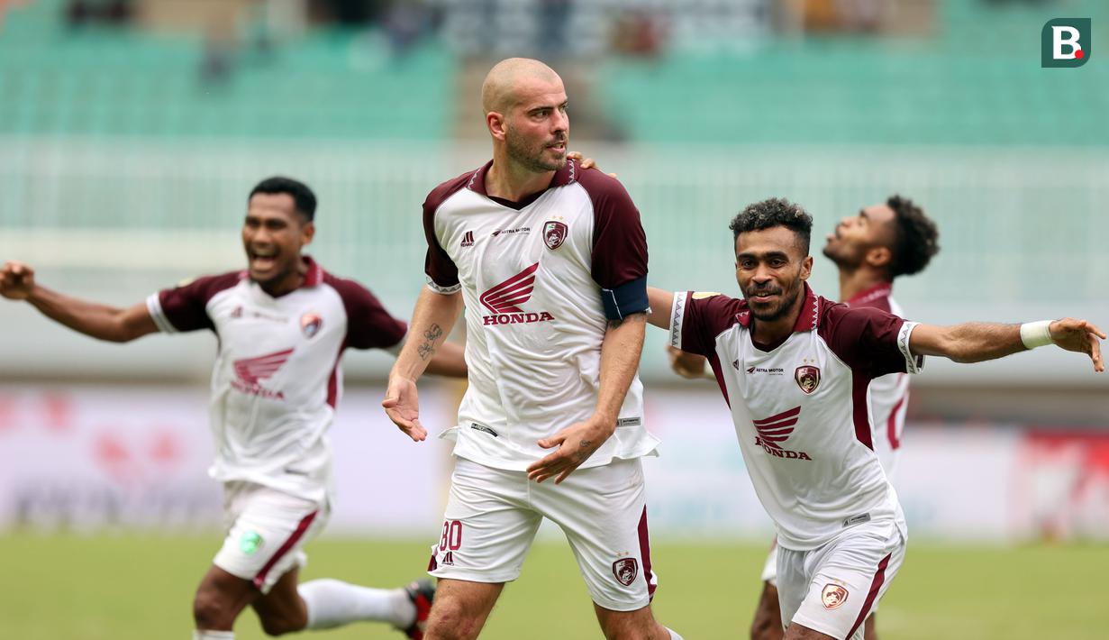<p>Selebrasi pemain PSM Makassar, Wiljan Pluim (tengah), setelah mencetak gol ke gawang Persikabo 1973 dalam pertandingan lanjutan pekan ketiga BRI Liga 1 2023/2024 yang berlangsung di Stadion Pakansari, Cibonong, Jawa Barat, Jumat (14/7/2023). (Bola.com/Abdul Aziz)</p>