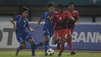 Gelandang Timnas Indonesia, Zulfiandi, berusaha melewati pemain Taiwan pada laga Grup A Asian Games di Stadion Patriot, Jawa Barat, Minggu (12/8/2018). (Bola.com/Vitalis Yogi Trisna)