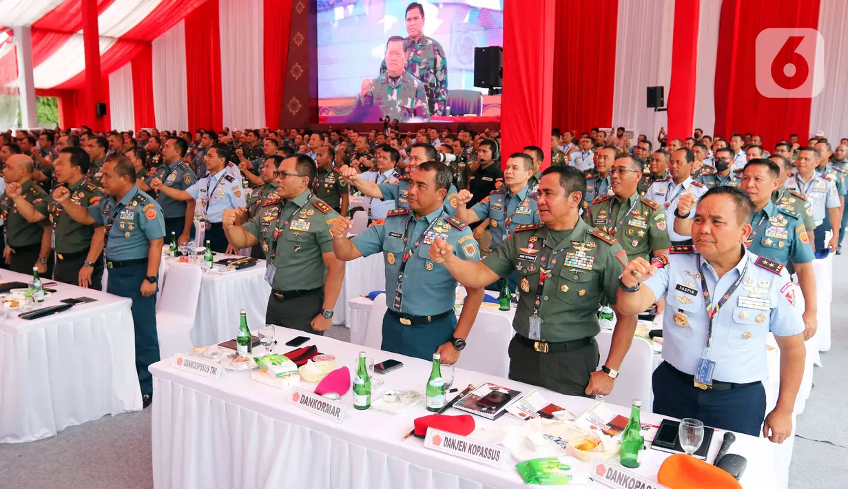 Para peserta mengikuti Rapat Pimpinan TNI Tahun 2023 di Museum Satria Mandala, Jakarta, Kamis (9/2/2023). Dalam rapat tersebut Panglima TNI menyampaikan program prioritas TNI tahun 2023 serta memberikan penghargaan kepada para prajurit berprestasi. (Liputan6.com/Herman Zakharia)