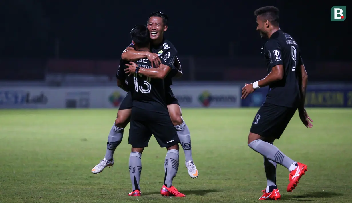Pemain Persib Bandung, Febri Hariyadi  (depan) merayakan gol pertama ke gawang Bhayangkara FC bersama rekan setim dalam laga pekan ke-7 BRI Liga 1 2021/2022 di Stadion Moch Soebroto, Magelang, Sabtu (16/10/2021). (Bola.com/Bagaskara Lazuardi)