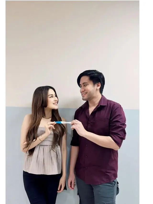 7 Potret Kevin Aprilio dan Vicy Melanie Umumkan Kehamilan Pertama, Dinantikan 2 Tahun
