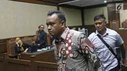 Terdakwa kasus korupsi E-KTP Irvanto Hendra Pambudi Cahyo usai menjalani sidang lanjutan di Pengadilan Tipikor, Jakarta, Selasa (23/10). Sidang beragendakan pemeriksaan terdakwa. (Liputan6.com/Herman Zakharia)