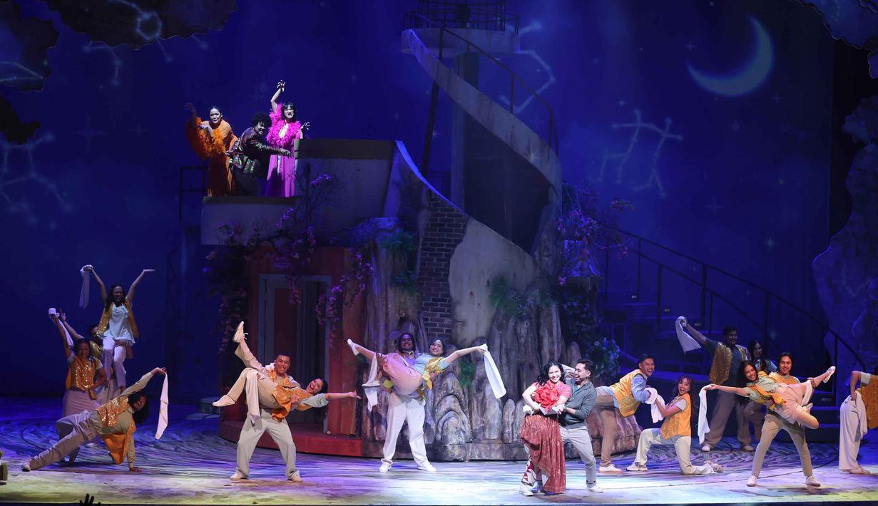 Pentas ini akan tampil sebanyak 21 kali mulai dari 30 Januari hingga 15 Februari 2026. Tampak dalam foto, pelakon saat menampilkan drama musikal bertajuk Musikal Perahu Kertas di Ciputra Artpreneur, Jakarta, pada Jumat 30 Januari 2026. (Kapanlagi.com/Budy Santoso)