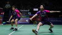 Pasangan ganda putra Indonesia, Marcus Fernaldi Gideon/Kevin Sanjaya Sukamuljo saat bertanding melawan rekan senegaranya, Wahyu Nayaka Arya Pangkaryanira/Ade Yusuf Santoso dalam babak 32 Besar Turnamen Bulu Tangkis East Ventures Indonesia Open 2022 di Istora Senayan, Jakarta, Selasa (14/6/2022). Marcus/Kevin menang dua game langsung 21-19, 21-16. (Bola.com/Bagaskara Lazuardi)