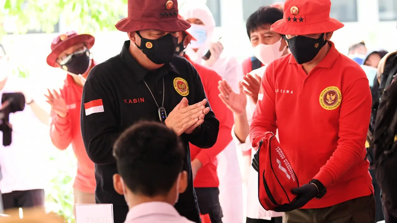 Kepala BIN Budi Gunawan vaksinasi lanjutan untuk para pelajar dan warga secara pintu ke pintu atau door to door di SMP 11 Kota Tangerang Selatan dan Perum Pondok Makmur Tangerang, Banten.