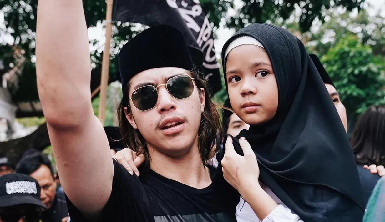 Beberapa momen El Rumi juga menunjukkan kedekatannya dengan Safeea. Momen El menggendong Safeea pun curi perhatian. Banyak warganet menyebut El adalah sosok kakak penuh perhatian terhadap adiknya. (Liputan6.com/IG/elelrumi)