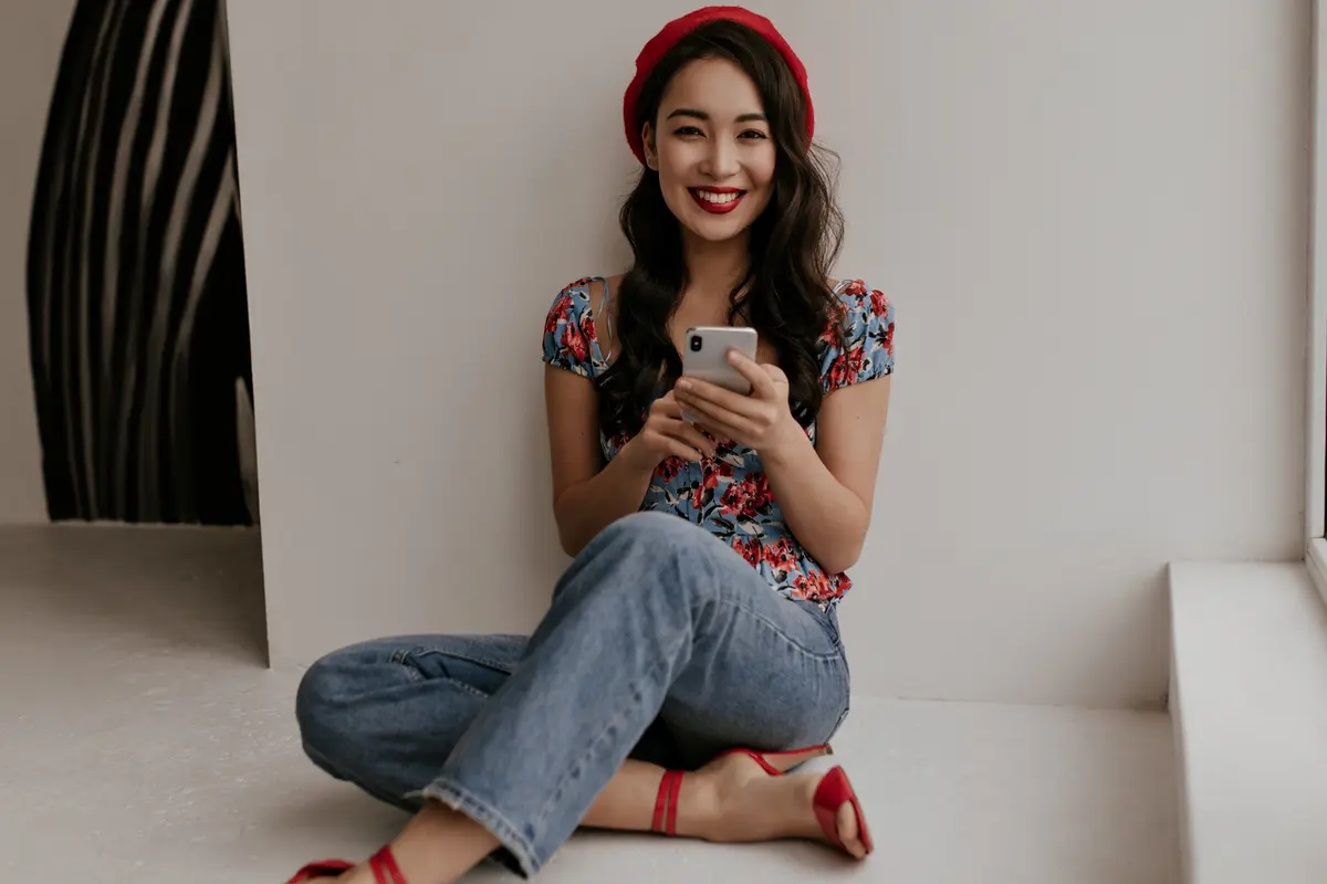 perempuan dan lebih sering tersenyum 1