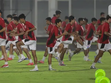 Pemain Timnas Indonesia U-23 saat melakukan latihan bersama di Stadion Madya Gelora Bung Karno, Senayan, Jakarta, Senin (28/7/2025). (Liputan6.com/Helmi Fithriansyah)