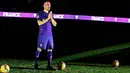 Rekrutan baru Fiorentina, Franck Ribery, menyapa suporter saat sesi perkenalan di Stadion Artemio Franchi, Florence, Kamis (22/8). Gelandang asal Prancis ini didatangkan secara gratis dari Bayern Munchen. (AFP/Andreas Solaro)