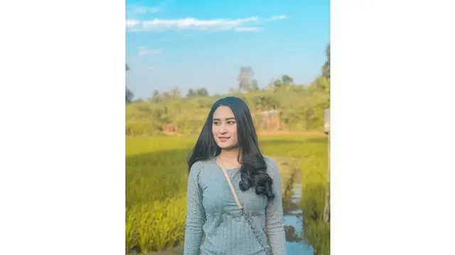 Berbeda 10 Tahun, Ini 6 Potret Cantik Angbeen Rishi Kekasih Adly Fairuz