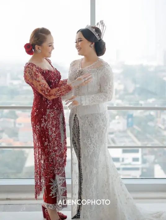 Kebaya pilihan Ayu di momen resepsi pernikahan adiknya juga tak kalah memesona. Ayu terlihat elegan mengenakan kebaya dengan kerah boatneck warna merah merona. [@ayutingting92]