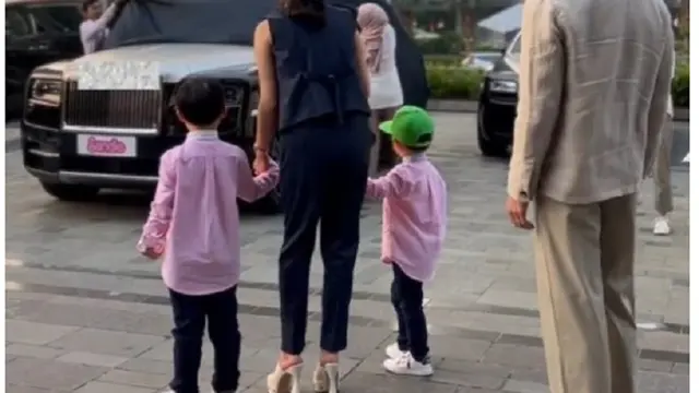 Sandra Dewi dapat mobil mewah dengan plat nomor khusus (Foto: instagram raphael_moeis)