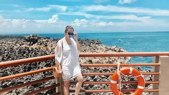 Gaya Outfit Momo Geisha Saat di Pantai, Tampil Santai dan Stylish. (Sumber: Instagram/therealmomogeisha)